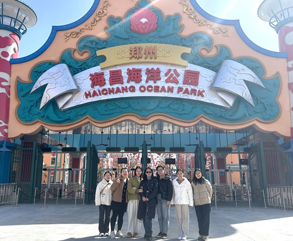8第二项目管理部组织女职工到郑州海昌海洋公园游玩.jpg